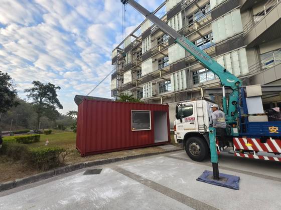 台南六甲吊卡車