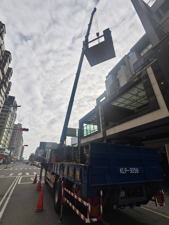 台南安平區吊卡車