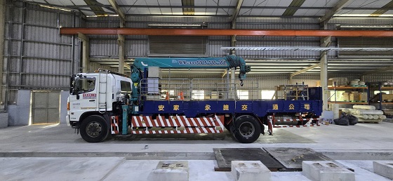 台南官田區吊卡車