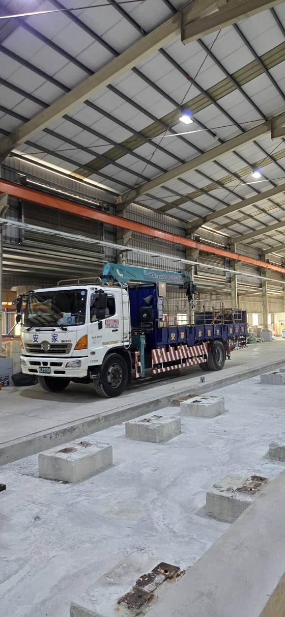 台南官田區吊卡車