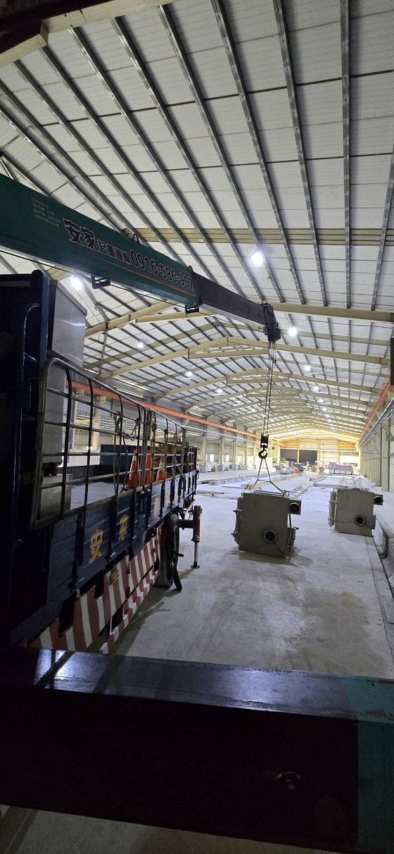 台南官田區吊卡車