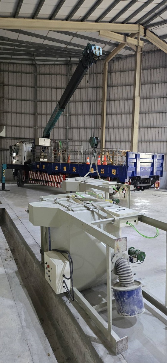 台南官田區吊卡車