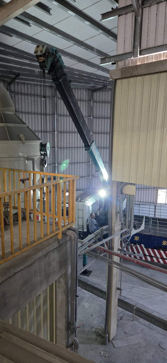 台南官田區吊卡車